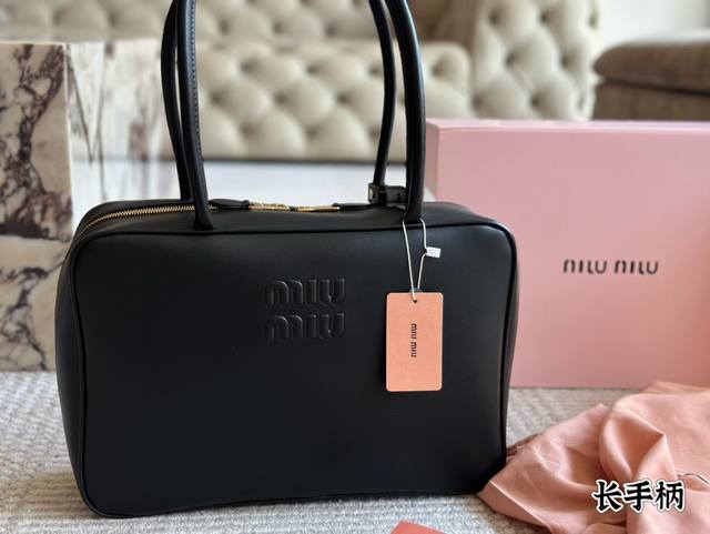 配盒 Size：35*22Cm Miumiu保龄球 公文包 对版面料 皮质光滑细腻柔软， 棉质缎面衬里。 背起来都很nice 哦 可手拎也可斜挎！ 出场就是mi