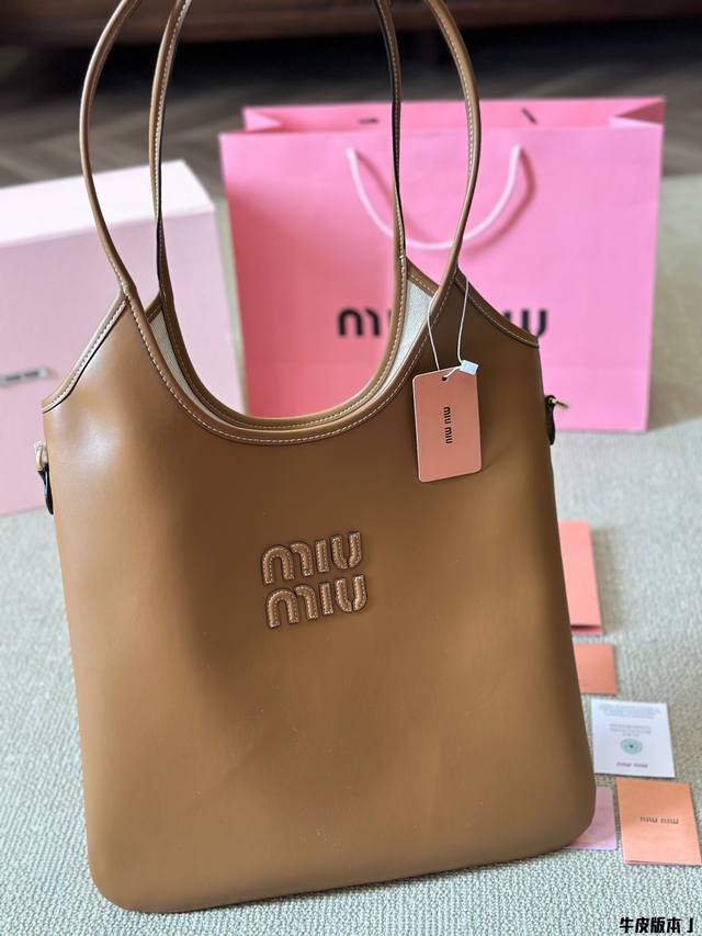 牛皮版本 Size：35*32Cm Miumiu新款托特tote 今年的风刮的太猛了 老多爆款了！ 这款的版型也太好看了吧~