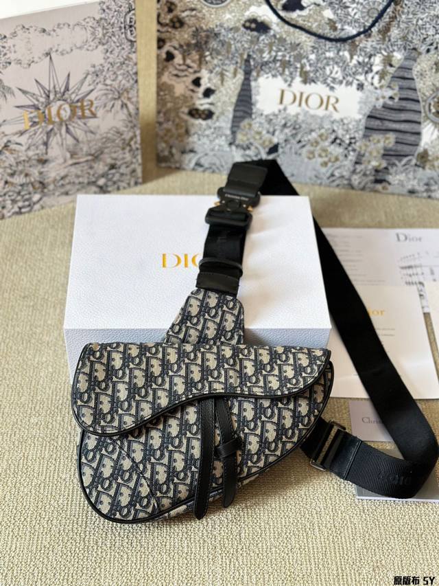 顶级原单 原版布 Dior Saddle Baby 原版提花 升级版原版刺绣肩带 多种背法 马鞍包迪奥 Baby等众明星同款 独特新颖设计风格 专柜纪念款 马鞍