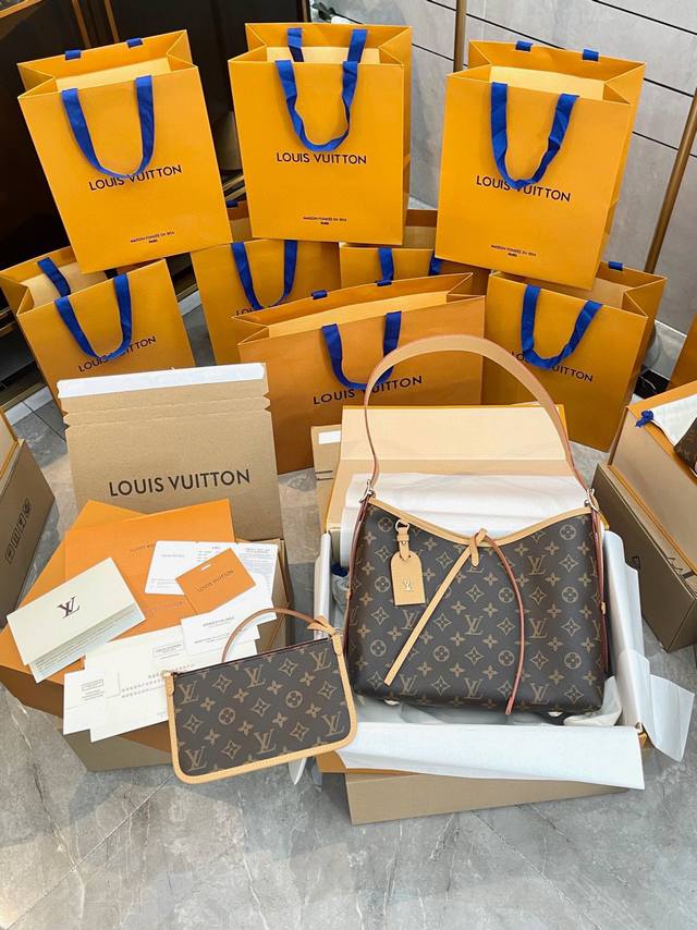 原单牛皮 折叠礼盒 官网飞机箱 Lv Carryall，顾名思义，啥都能放下！包身整体特别软，老花拼接的蜜蜡色牛皮，全进口材质，并且无论怎样蹂躏都不会变形，这个