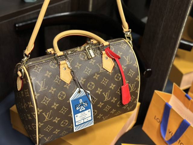 Lv Speedy 40手袋是款一完美的都市手袋。标志性造的型与经典的 Monogram 帆布，加之多种带携方式和奢华的天牛然皮 饰边为该包平一添份时尚前卫之感