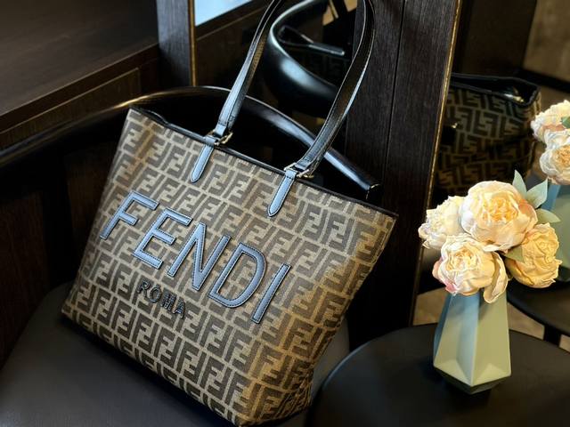 芬迪 托特包 Fendi 配有可拆卸内袋，一个包用出2个风格，容量巨大，颜值高，随意慵懒轻松的感觉背上就有了 高级又复古 Bx简约又高级！ 尺寸35.31