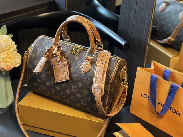 Lv Speedy 40手袋是款一完美的都市手袋。标志性造的型与经典的 Monogram 帆布，加之多种带携方式和奢华的天牛然皮 饰边为该包平一添份时尚前卫之感