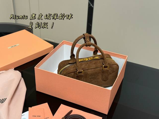 升级版配盒 Size：23*11Cm Miumiu保龄球 公文包 包包甜度刚好！ 很难不爱啊啊！ 可手拎也可斜挎 绝对不是小废包哦容量足足的~~ 出场就是miu