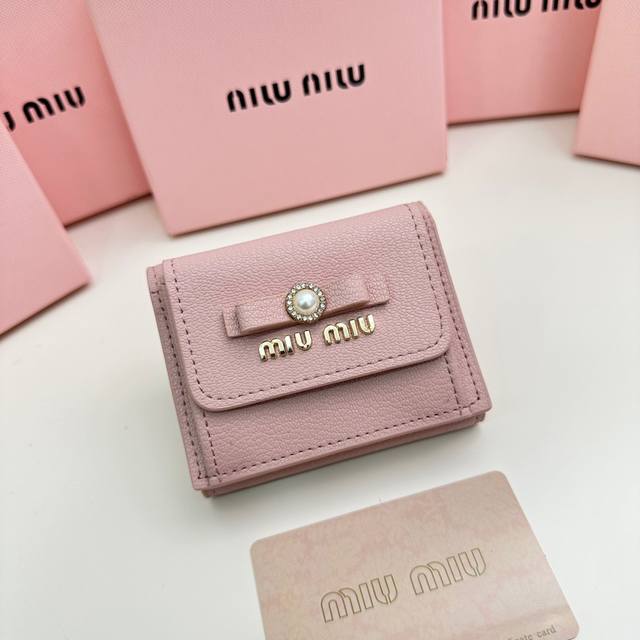 Miumiu 5235颜色 黑色 粉色 蓝色 尺寸：9.5*7.5*3.5Miumiu专柜最新款火爆登场！采用头层牛皮，做工精致， 媲美专柜！多功能小钱包，超级