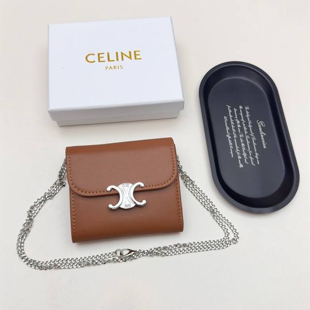 Celine 7527 银扣颜色 黑 棕 大象灰 尺寸 11*10*5Celine凯旋门非常炫美的一个系列，专柜同步，采用头层牛皮，精致时尚！可以单肩背，也可做