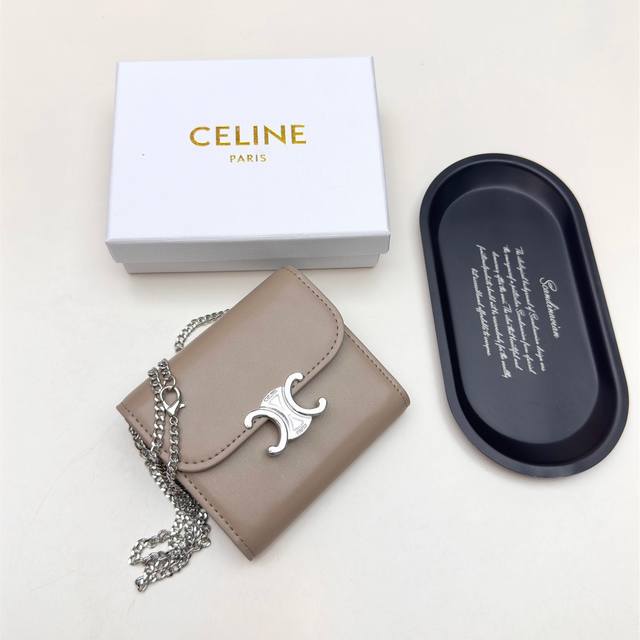 Celine 7527 银扣颜色 黑 棕 大象灰 尺寸 11*10*5Celine凯旋门非常炫美的一个系列，专柜同步，采用头层牛皮，精致时尚！可以单肩背，也可做