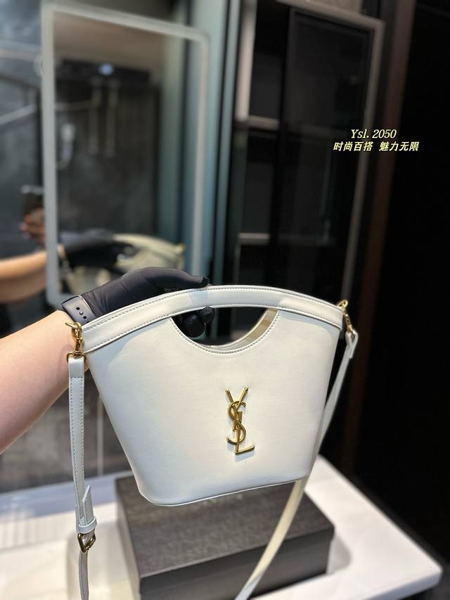 Ysl Leather最新光滑皮革托特包 造型托特包，全皮革内衬设计，饰以le Cassandre.这款现代单品可作为手提包携带，也可搭配可拆卸肩带肩背携带。皮