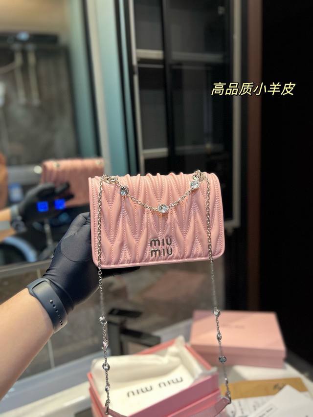 礼盒包装 Miumiu新品现货新版本金色双排五金大气经典褶皱设计里外均釆用顶级进口小羊皮纹包型大小适中，线条简约滑动式金属肩带饰以仿水晶配肩垫闪耀熠熠光泽包包轻