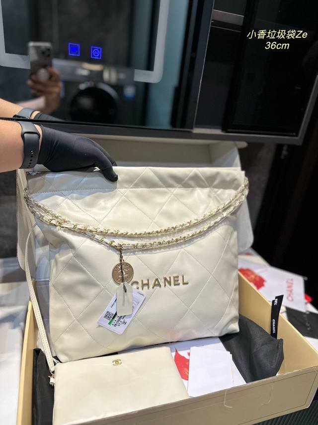 礼盒包装 Size：36*36Cm 大 30*32Cm 小 Chanel 22Bag 更酷哦！ 油蜡皮很耐造 高级感拉满 搜索 香奈儿垃圾袋