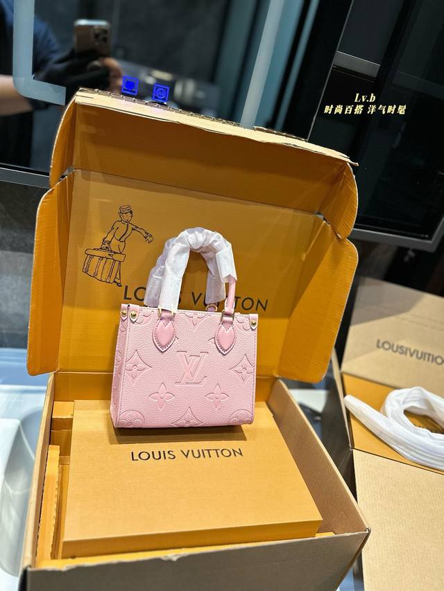 礼盒包装 Lv 丛林 Onthego迷你手袋释放monogram Empreinte压纹皮革的娴雅意味，可为当季造型注入盎然春意。充裕容量满足都市出行或商务所需