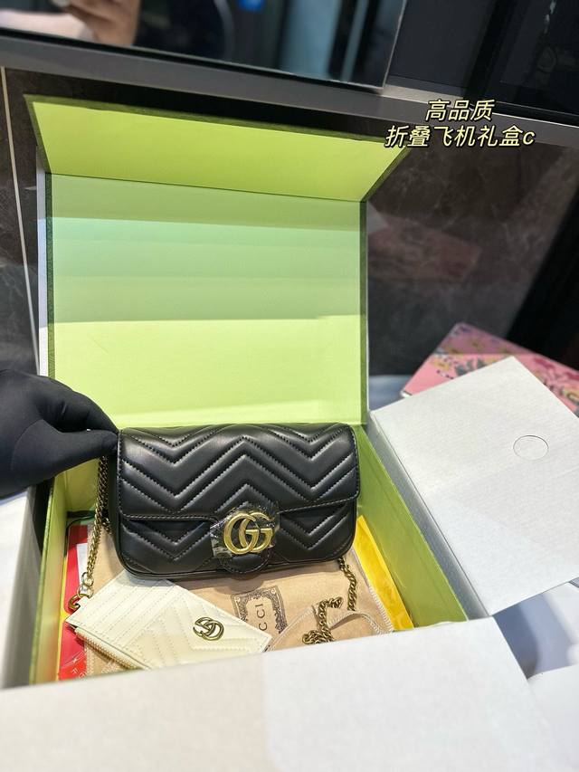 折叠飞机礼盒 Gucci马蒙二件套 Gg Marmont Gucci新款小可爱震撼来袭 宝宝们 绝对绝对的下一个爆款！ 尺寸：22