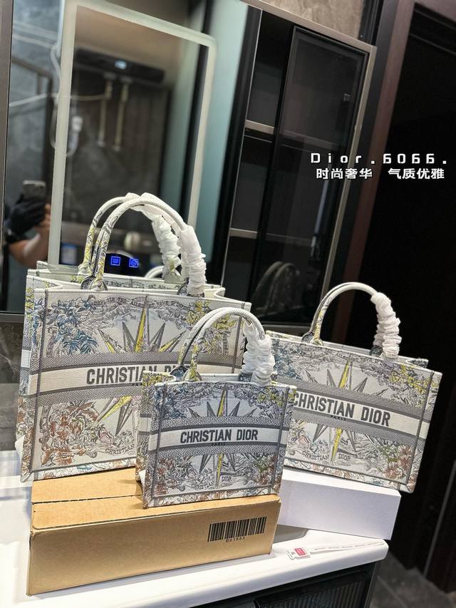 折叠礼盒 迪奥dior 刺绣购物袋 本年度重量级专柜经典爆款 将帅气和优雅两种不同的风格碰撞在一起，融合了新一代女性的时髦与个性 展现女性力量 包包全身刺绣设计