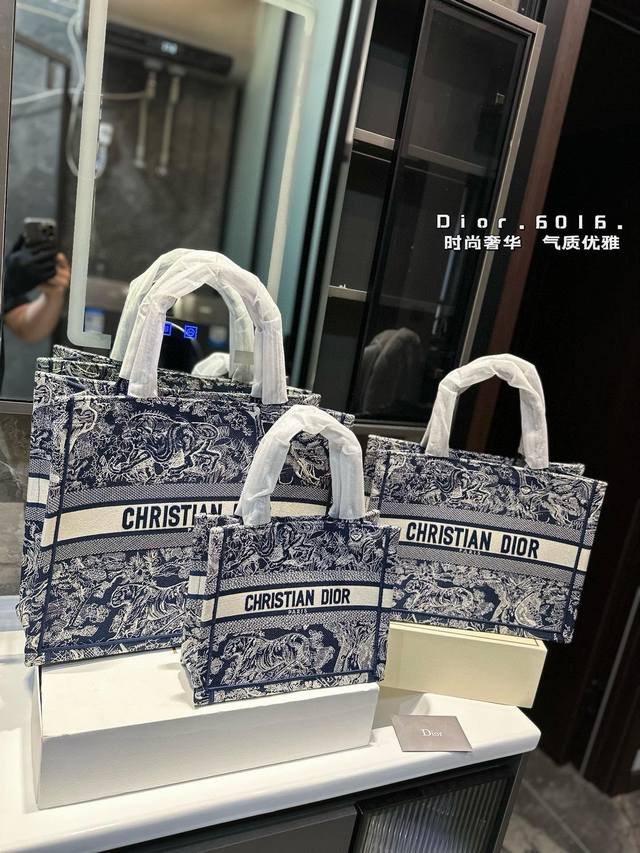 折叠礼盒 迪奥dior 刺绣购物袋 本年度重量级专柜经典爆款 将帅气和优雅两种不同的风格碰撞在一起，融合了新一代女性的时髦与个性 展现女性力量 包包全身刺绣设计