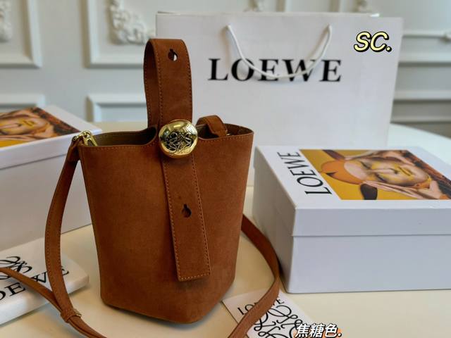 配盒 Size：18×20 Loewe罗意威新款pebble麂皮绒水桶包 完美诠释了简约高级这两个词汇～ 手柄可调节 手拎 优雅气质，肩背休闲随性～ Logo鹅