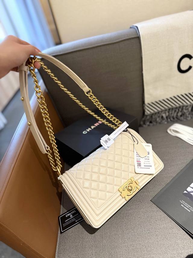 牛皮 “折叠礼盒官网飞机盒” Chanel Leboy24Ss新品！跟cf相比 Le Boy 更多的是硬气，也更为年轻化，更好搭配，包身牛皮品质，融合2.55复