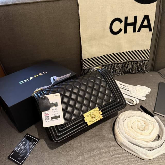 牛皮 “折叠礼盒官网飞机盒” Chanel Leboy24Ss新品！跟cf相比 Le Boy 更多的是硬气，也更为年轻化，更好搭配，包身牛皮品质，融合2.55复