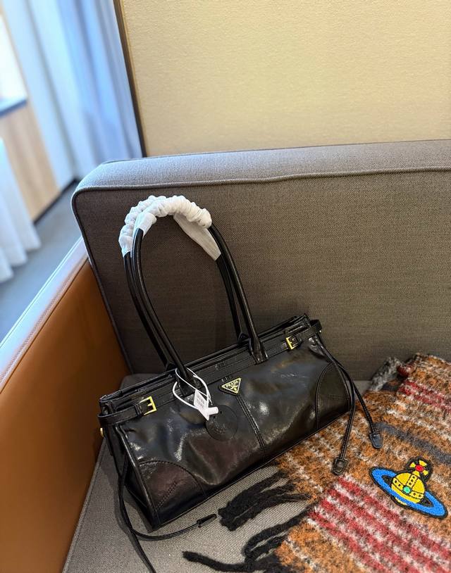 牛皮 折叠礼盒包装 Prada 新款 手提包 Tote 配长肩带 慵懒随性又好背 上身满满的惊喜 高级慵懒又随性 彻底心动的一只 Size：32 15Cm