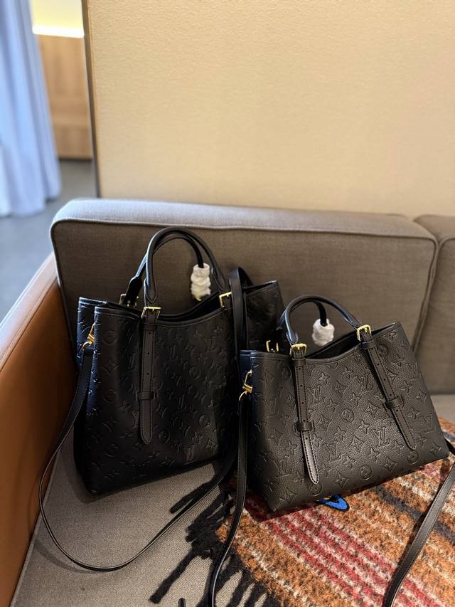 Lv Babylone Tote 手袋溯源巴黎 Babylone 潮流社区，选用细腻牛皮革勾勒利落线条，以充裕空间收纳出行所需。内设中央拉链袋，可调节手柄实现长