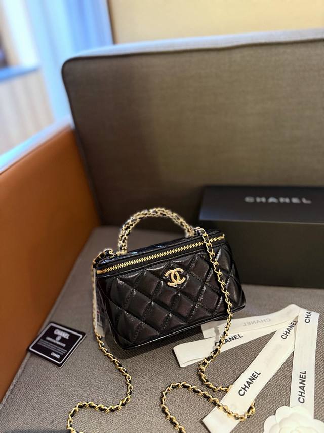 折叠礼盒官网飞机盒” Chanel 新品 高级手柄 盒子包 化妆包 小箱子 最近的盒子包系列真的好火，小盒子当然是异常可爱啦。尺寸 16 10 8Cm