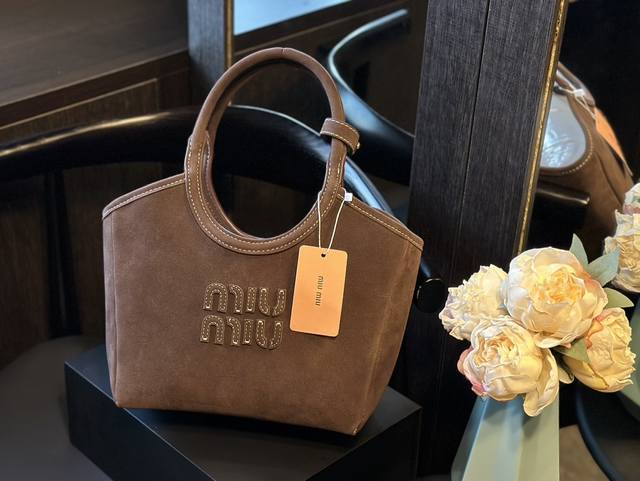 麂皮 折叠礼盒 Size：25Cm Miumiu新款托特tote 今年的风刮的太猛了 老多爆款了！ 这款的版型也太好看了吧！ Miumiu秋冬一色 秋冬季羊羔毛