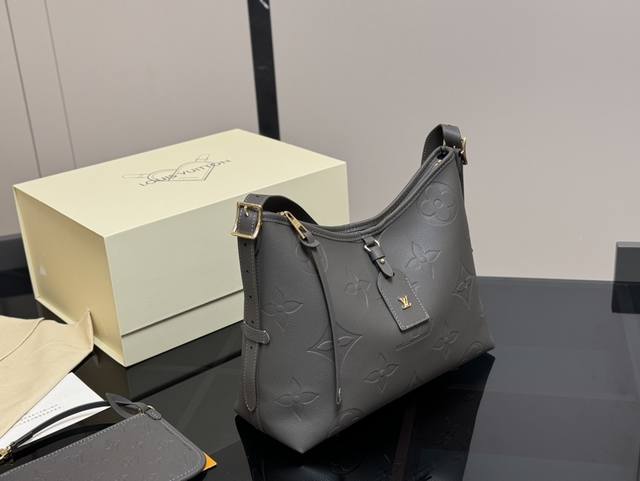 折叠盒 Size：26.32Cm Lv Carryall 年度包王 带有蝴蝶结的腋下包喜欢吗， 内附一只收纳零钱包， 性价比颜值超在线了 ！ 单肩斜挎完全没问题