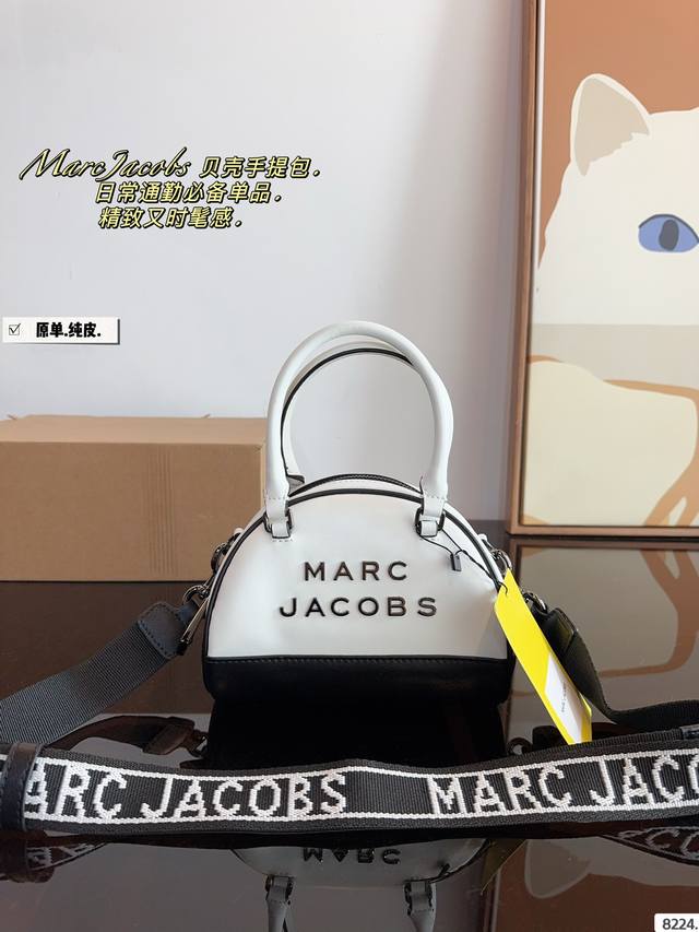 配礼盒. Marcjacobs新品小号贝壳包保龄球包 今年非常流行小巧包，采用小牛皮 制作的包身，小巧精致的设计，流线型的设计 复古的造型，优雅中带点随性标志性