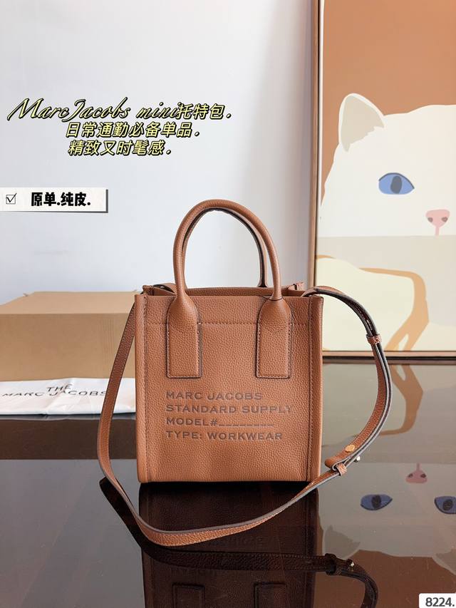 配礼盒. Marc Jacobs The Tote Bag,女生的话手拎单挎都可以 虽然说我平常最喜欢背的还是双肩包但是这个marcjacobs的托特包 容量真