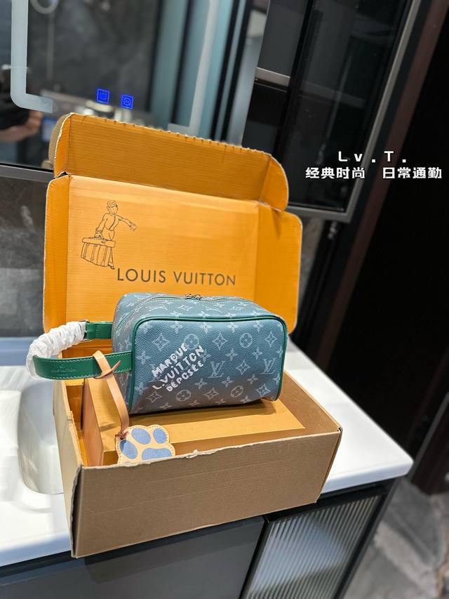 Lv 洗漱包 这世界上只有奢侈品才最懂女人！每年都会出各种化妆包造福精致girls，这款化妆包颜值高到可以直接拎出街！尺寸：23 13