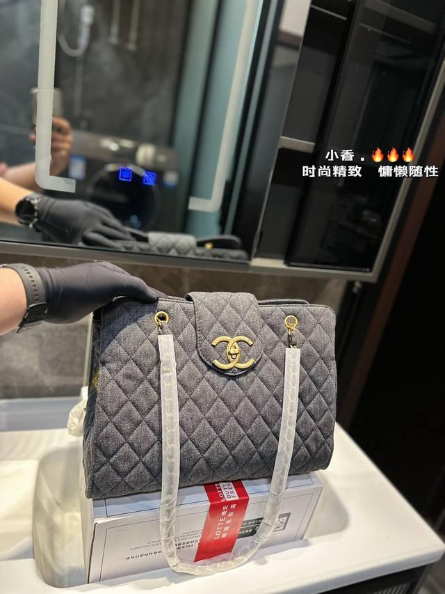 Chanel.香奈儿 牛仔单肩包 质感很高级 容量超级大也很耐用 日常出街背它回头率百分百 就是这种随性慵懒感尺寸：35*8*25Cm