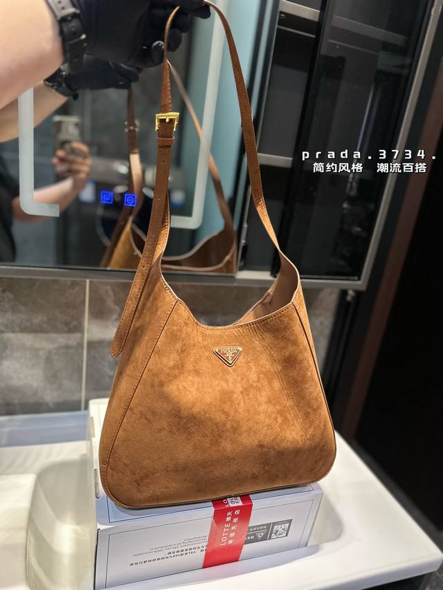 Prada 经典购物袋！ 够大够方便！ 作为prada购物袋入门级手袋，它的的确确是一直实用且耐用的款， 轻便舒适又实用！Size：34 24Cm