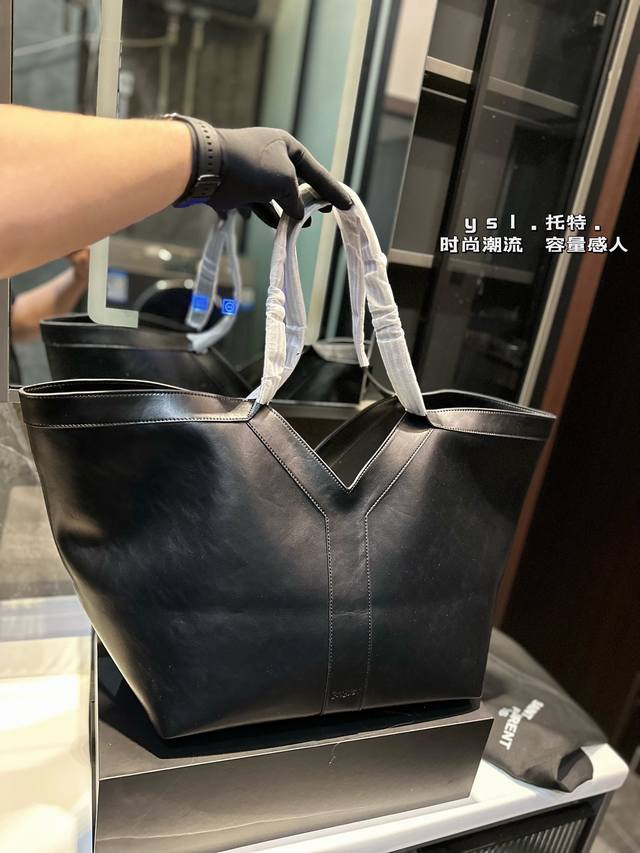 礼盒包装 Ysl 托特包大tote感觉太温柔了简直 随意搭配都出彩ysl最亮眼的包 包身虽大，但却十分轻尺寸36.21.33