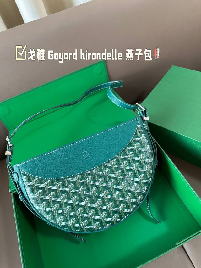 戈雅 Goyard Hirondelle 燕子包 简单的穿搭永远不过时，舒服随性耐看！ 搭配一只棕色 Goyard，点亮一下整体造型，秋冬配棕色实在太好看了！