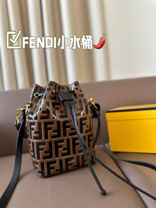 Fendi小水桶大容量真的太能装啦 Fendi新款小水桶这款妥妥复古街头的感觉非常时尚图虽然是小小的一只mini水桶包真的满能装的~手机圃车钥匙p充电宝纸巾还有