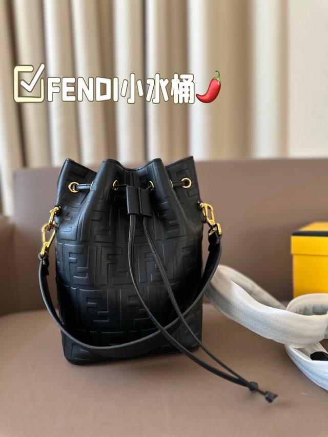 Fendi小水桶大容量真的太能装啦 Fendi新款小水桶这款妥妥复古街头的感觉非常时尚图虽然是小小的一只mini水桶包真的满能装的~手机圃车钥匙p充电宝纸巾还有