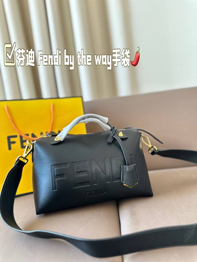 芬迪被种草了！ Fendi By The Way手袋！ 乍一看起来觉得没什么， 但是看的时间越久， 越是觉得这包包好看！ 尺寸：28*15