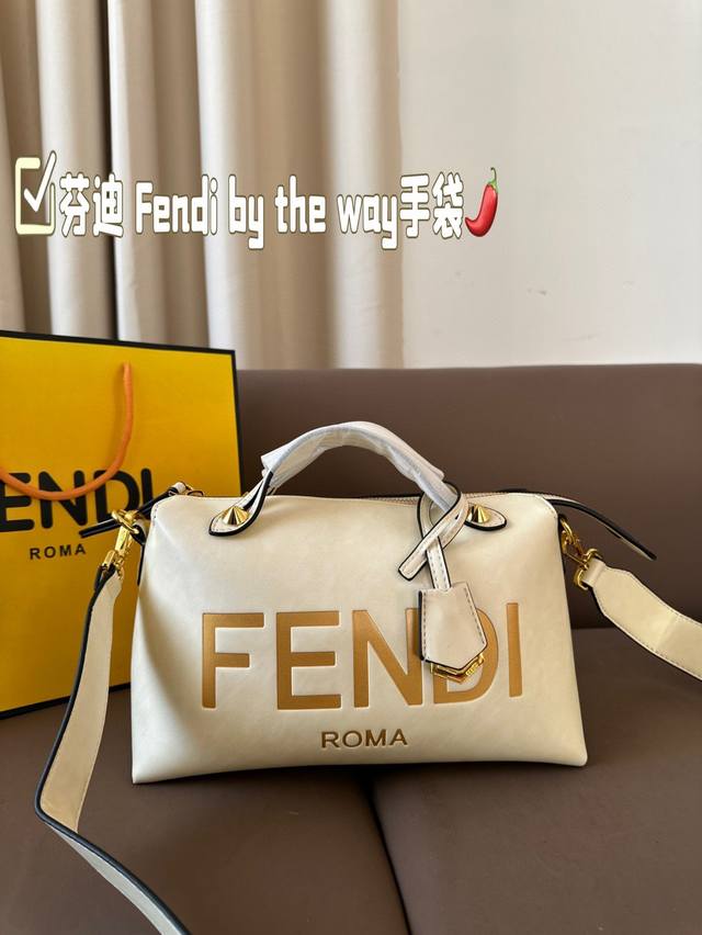 芬迪被种草了！ Fendi By The Way手袋！ 乍一看起来觉得没什么， 但是看的时间越久， 越是觉得这包包好看！ 尺寸：28*15