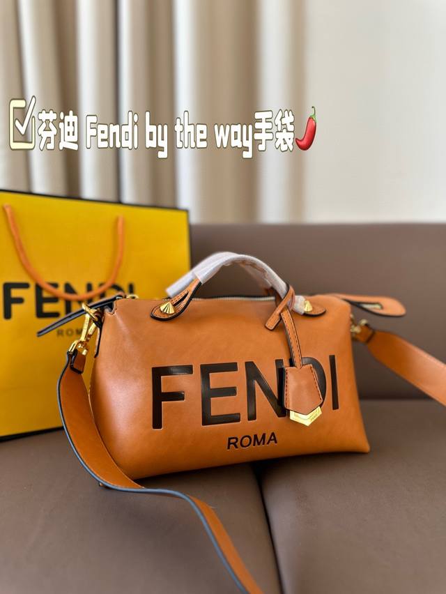 芬迪被种草了！ Fendi By The Way手袋！ 乍一看起来觉得没什么， 但是看的时间越久， 越是觉得这包包好看！ 尺寸：28*15