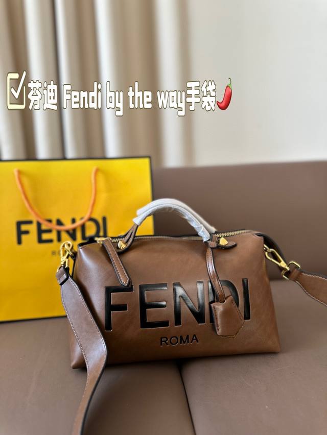 芬迪被种草了！ Fendi By The Way手袋！ 乍一看起来觉得没什么， 但是看的时间越久， 越是觉得这包包好看！ 尺寸：28*15