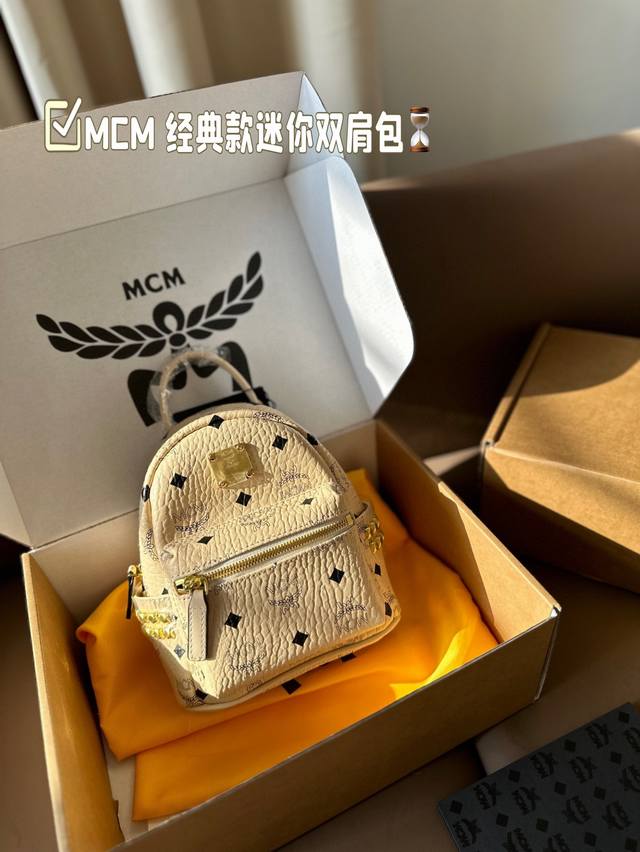 飞机盒 Mcm 经典款双肩包 印花可爱乖巧， 小巧轻便，容量刚刚好！ 调节肩带，舒适感十足 实用且减龄，外出旅游必备！ 尺寸18*20