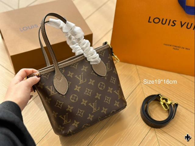 实用通勤又百搭，上班族必备的neverfull居然出新尺寸了 这回 Louis Vuitton 将它缩小重新诠释或许成为八月最有潜力的it Bag今年的新款好像