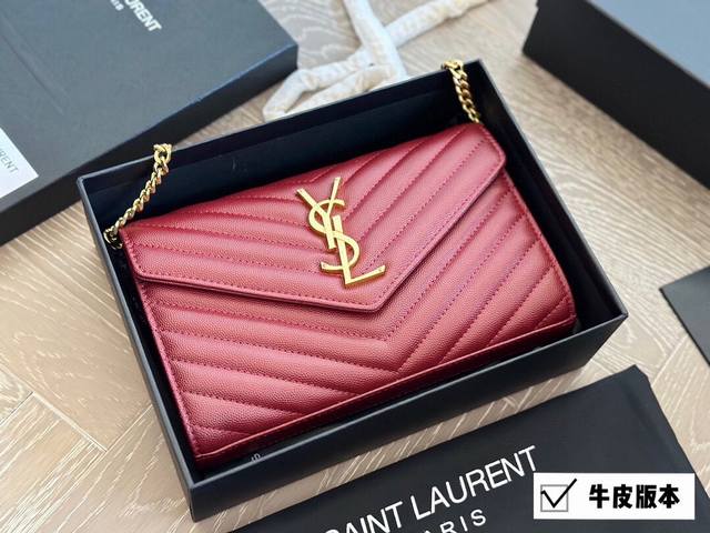 Ysl Woc 鱼子酱牛皮 链条包信封包ysi家当之无愧的入门经典款 超级耐燥这个皮质真的是我最爱的皮质之一不怕刮牛皮的纹理也有质感 相比金链我更喜欢链非常耐看