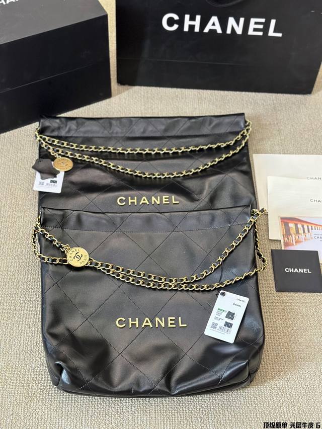 顶级原单 头层牛皮 盒 Chanel 22Bag 以数字命名的“垃圾袋” 年10 月，Chanel 品牌艺术总监virginie Viard在年春夏 时装秀_上