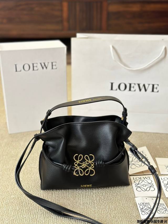 顶级原单 头层皮 Loewe 迷你羊皮 Purse 福袋 Loewe 兴 迷你柔软纳帕羊皮革 Flamenco Purse 福袋 采用褶皱设计，侧面搭配标志性绳