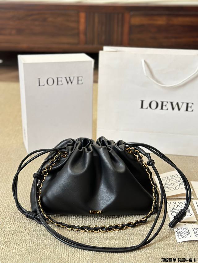 顶级原单 头层皮 Loewe 迷你羊皮 Purse 福袋 Loewe 兴 迷你柔软纳帕羊皮革 Flamenco Purse 福袋 采用褶皱设计，侧面搭配标志性绳