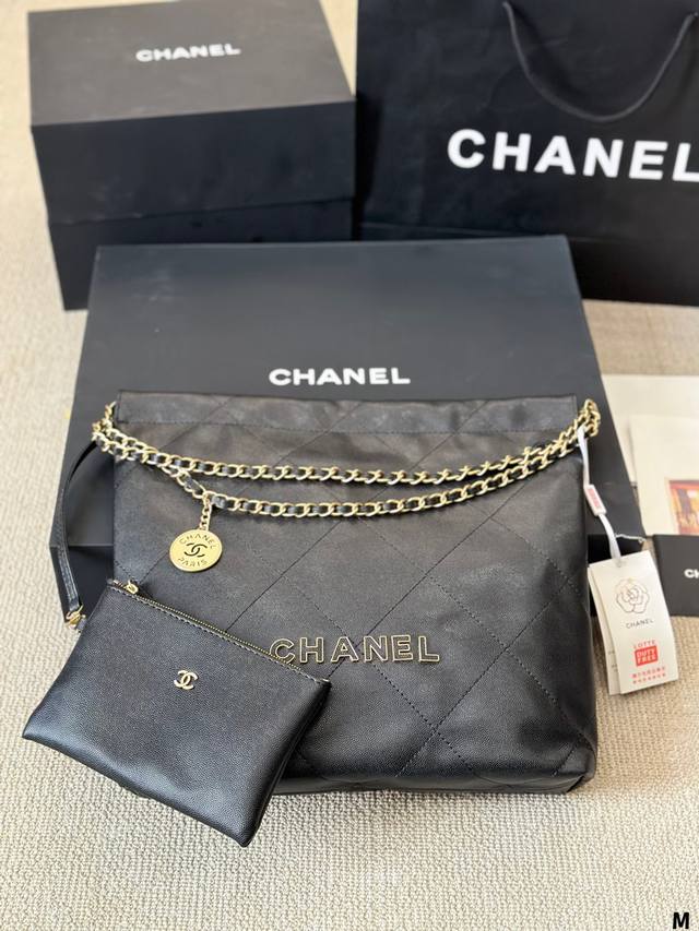 Chanel 22Bag 以数字命名的“垃圾袋” 年10 月，Chanel 品牌艺术总监virginie Viard在年春夏 时装秀_上推出一款新款手提包: 2