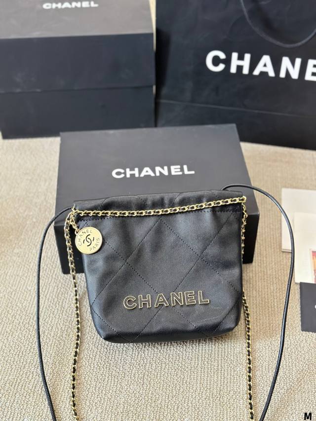 Chanel Mini 22Bag 本季大爆款最時髦好看，可肩背，斜背，側背，手提，非常難買黑色金字款，耐看也最保值 这包太好看了 黑色款是王炸 可优雅可随性