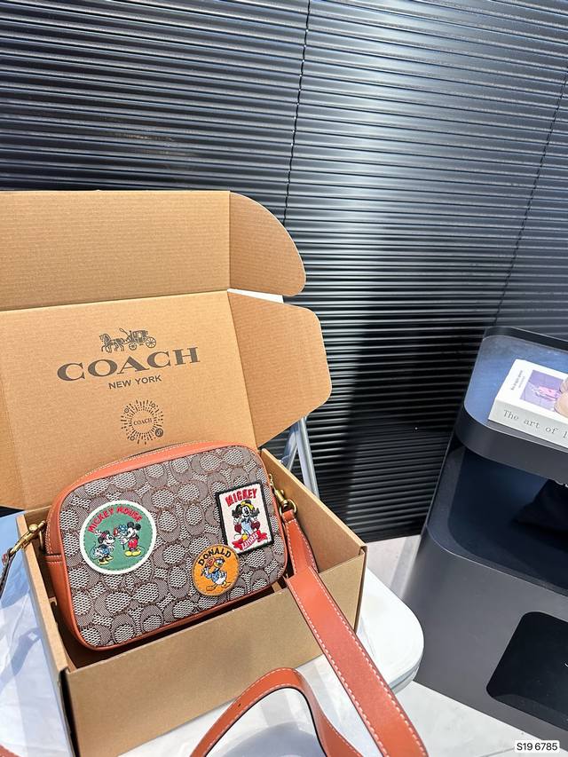 配飞机盒子 Coach 蔻驰相机包 不仅实用百搭，价格也非常美丽！ 单肩斜挎多用哦 这个也是蛮吸引人很有特色。个人真的很爱这种简约本身自重比较轻，但又能放很多东