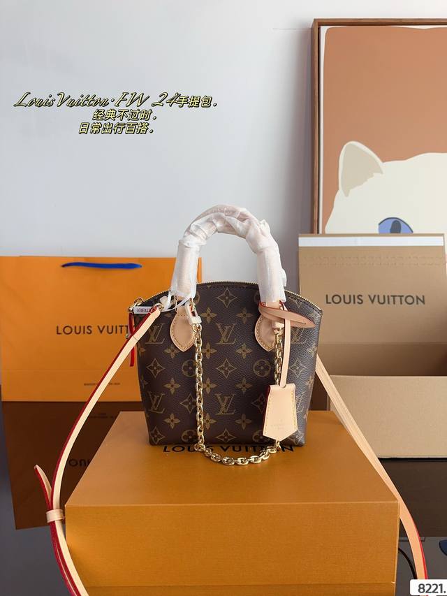 配礼盒 Lv 路易威登 新品 Lockrit Bb 贝壳包 手感超级好 搭配起来超级美腻 超级推荐 走秀款同步 上身效果好 原版五金带logo 超级洋气 奢华高