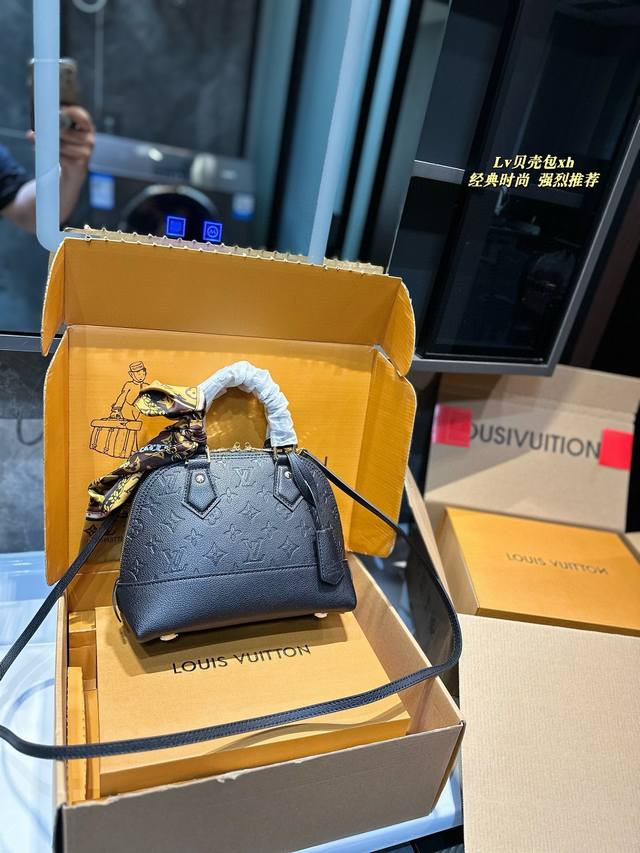 礼盒包装 Lv 23新品 贝壳包 原版高品质 包包这款retiro 手袋以标志性的面料制成 经典永恒。优雅低调的外形设计和宽敞的包身更加入了实用性。尺寸24.1